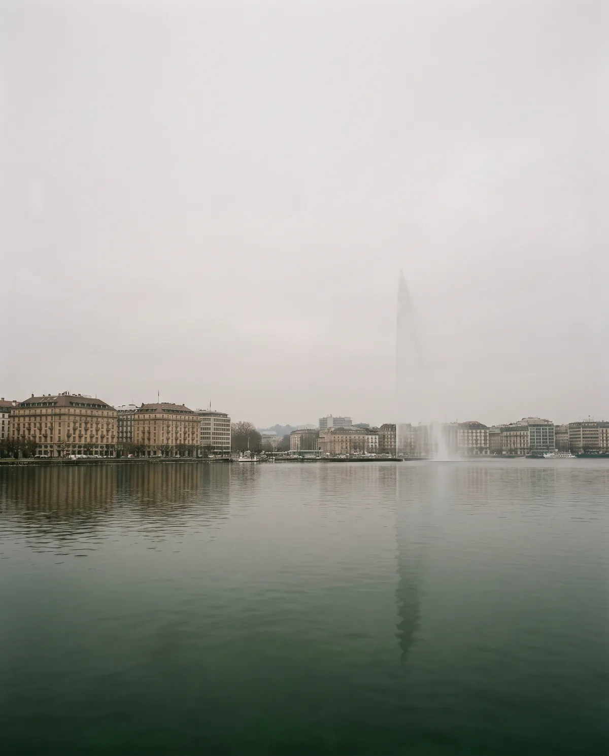 Rade de Genève un matin couvert, vue depuis la rive